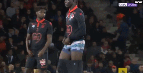 海港6日上午转道新加坡去新山，颜骏凌、徐新获颁纪念球衣（海港队6日上午经新加坡转赴新山，颜骏凌与徐新获赠纪念球衣）