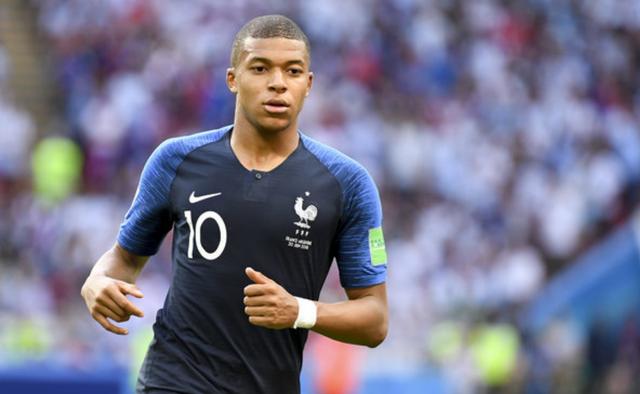 泰州举办“苏超泰州英雄大会”，市民夹道欢迎泰州队将士凯旋（泰州举办苏超英雄盛会 市民夹道热迎泰州队凯旋）