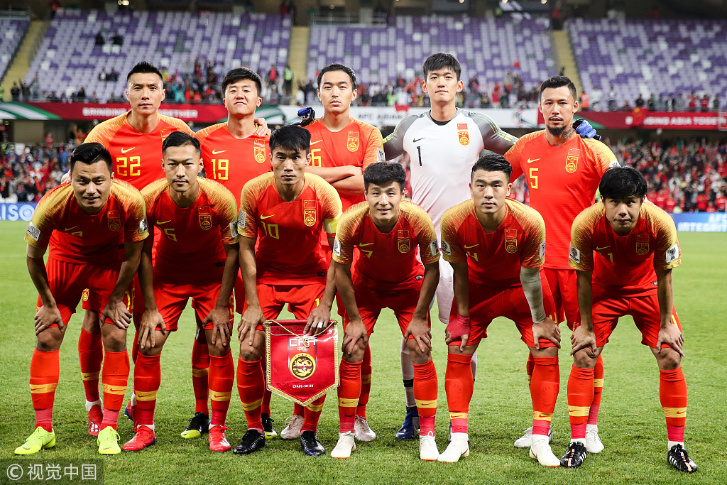 血性！韩国队球员挑衅拜合拉木，王博豪为队友出头撞倒挑事者（硬气！韩国队员挑衅拜合拉木，王博豪挺身而出撞倒挑衅者）